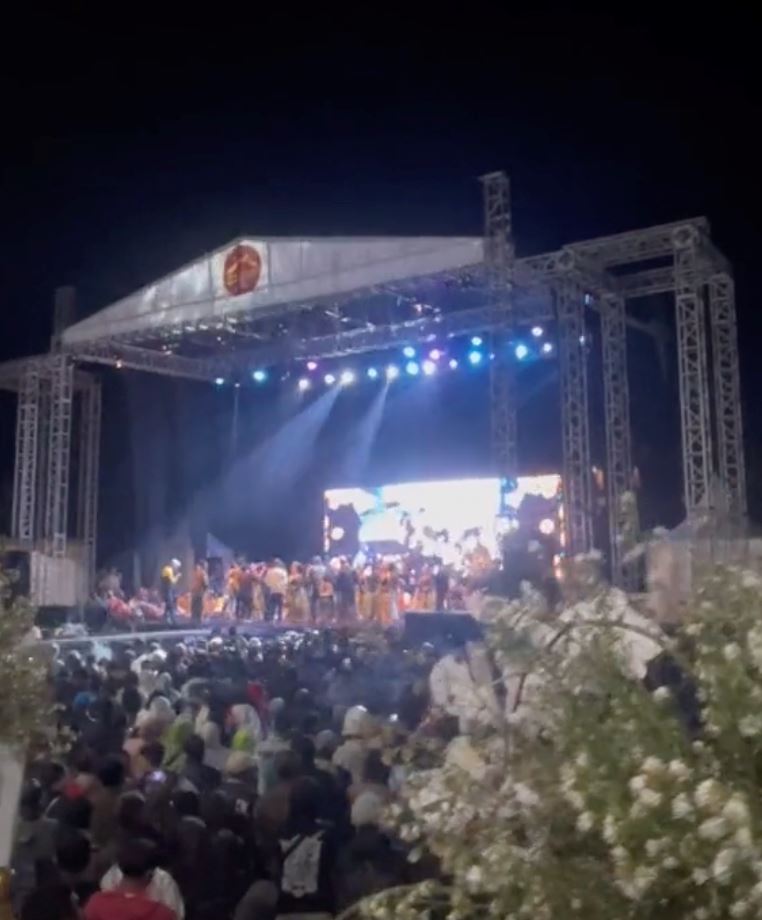 majlis berkhatan sambut besar-besaran, siap ada artis nyanyi!