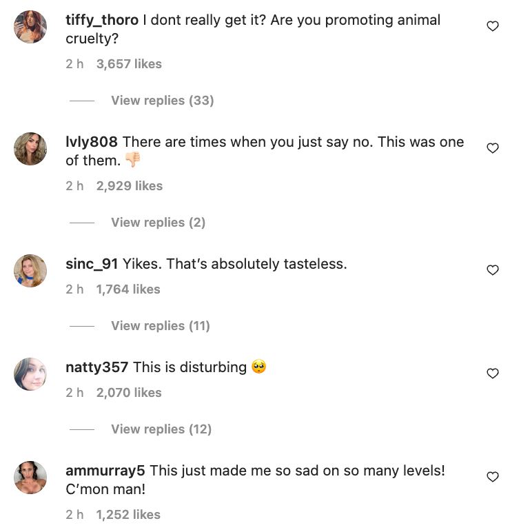 kylie jenner tampil dengan fesyen kepala singa pada baju