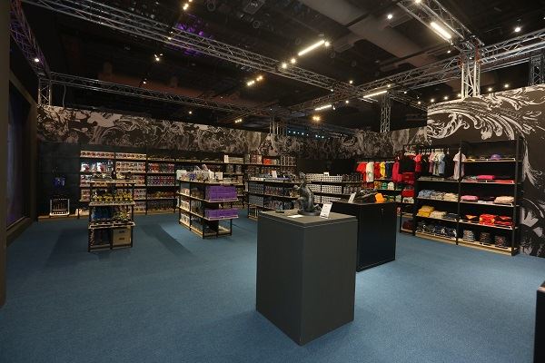 The World of DC展览购物区