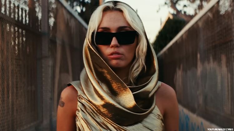 peminat spekulasi lagu baru miley cyrus jawab balas lagu lama bruno mars 