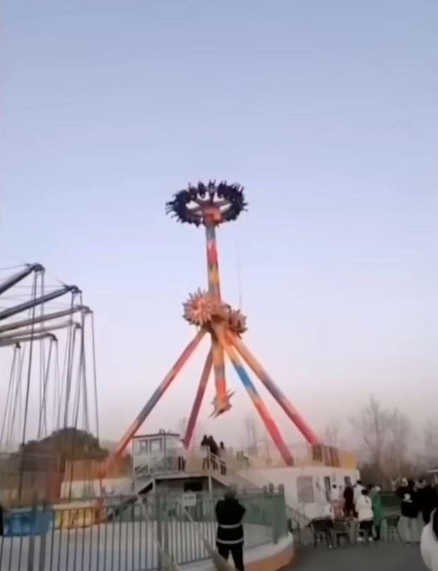 video pengunjung tergantung terbalik 10 minit lepas fun fair tiba-tiba berhenti tular