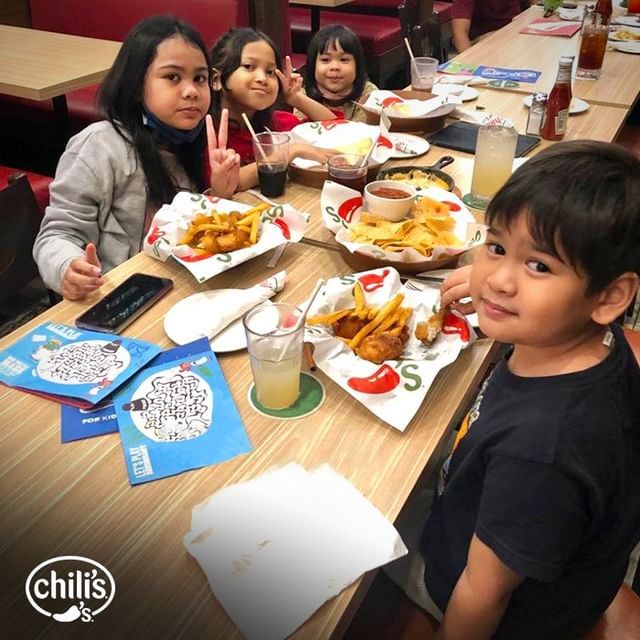 kids enjoying food at chilis