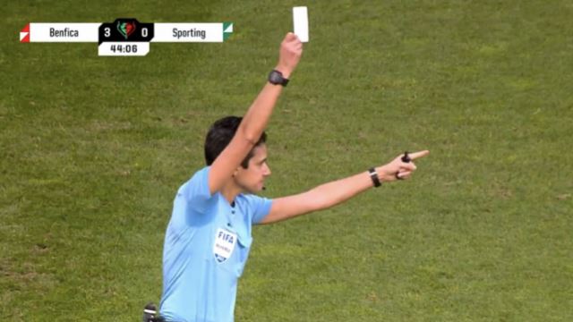 pertama kali pengadil bola sepak layangkan kad putih. rupanya ada maksud!