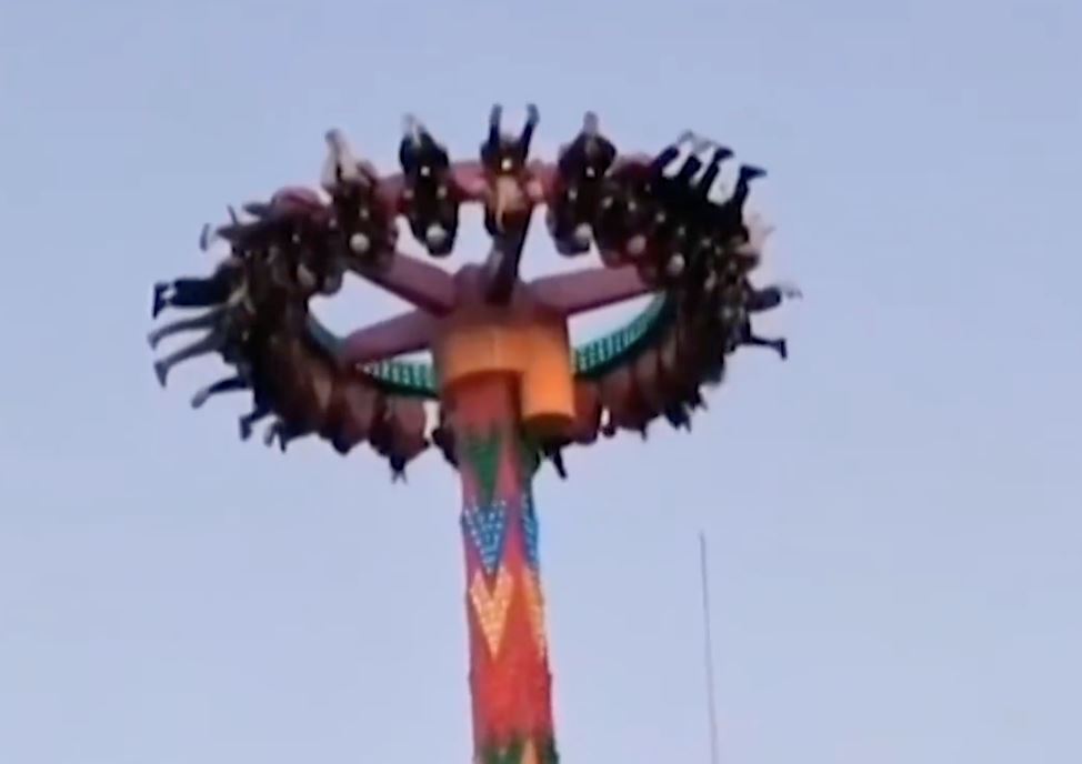 people hangs upside down in china after amusement park ride stops for 10 minutes