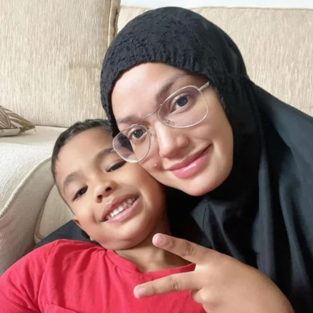 puteri sarah terpaku anak lelakinya persoal status perkahwinan - “mama betul ke ayah kahwin lain?”