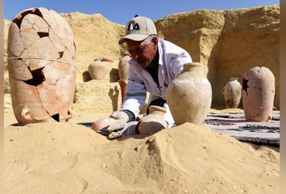 tiga mumia bersalut emas ditemui. salah satu merupakan seorang inspektor