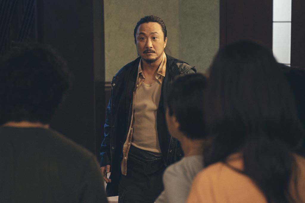 🎬《死尸死时四十四》黑色喜剧电影复活节上映❗️家门前发现无名尸体😱