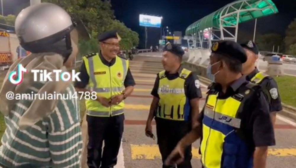 man leaves girlfriend on penang bridge after she falls from motorcycle while he tries to avoid roadblock