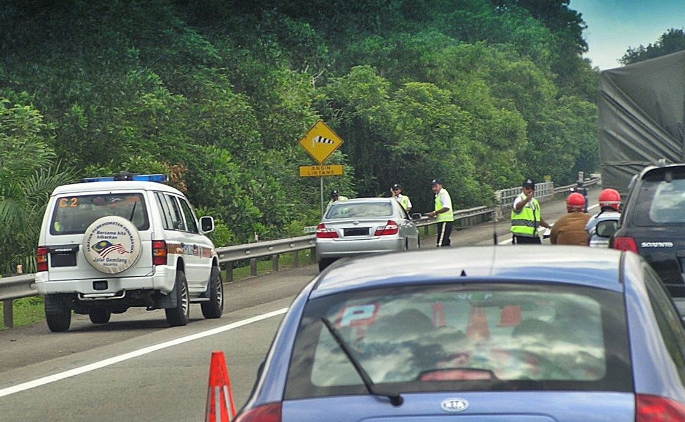 police calls road users to not report roadblocks on waze