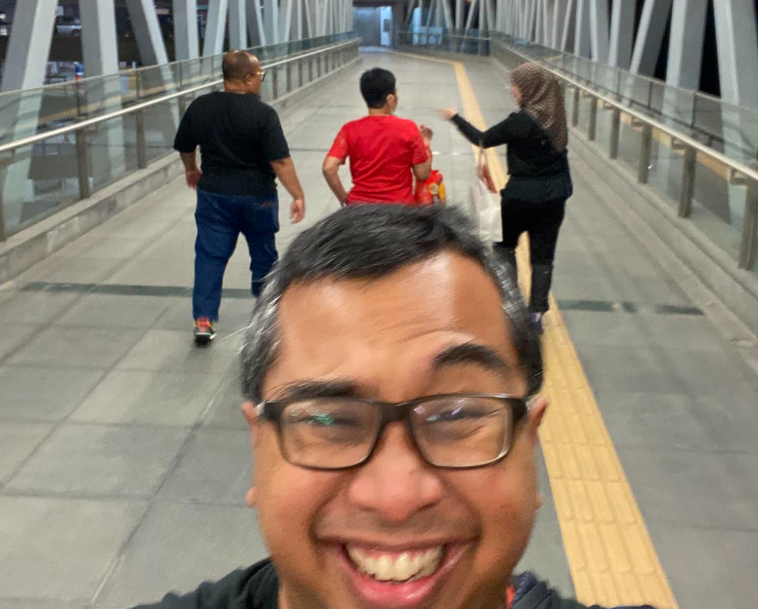 m’sian praise kind man for helping stranded elderly aunty in wheelchair 