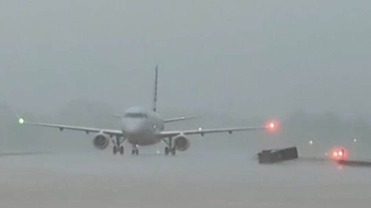 imej pesawat disambar petir sempat dirakam jurufoto, “yang itu kena!”