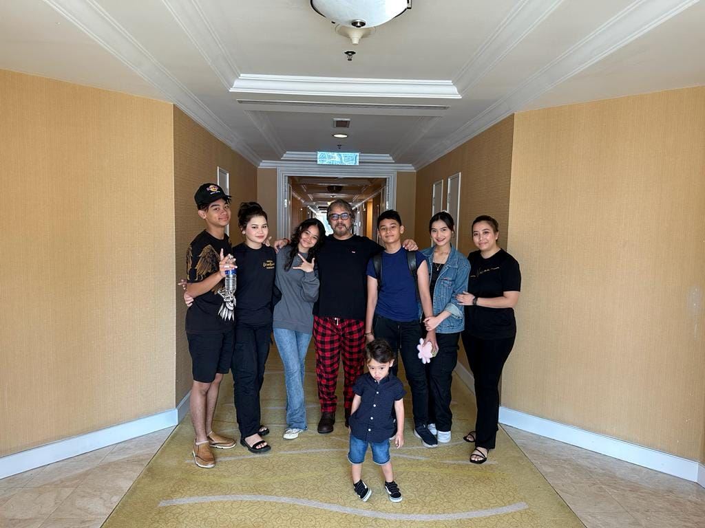 penantian lapan tahun tercapai, datuk awie luah rasa syukur dapat jumpa anak