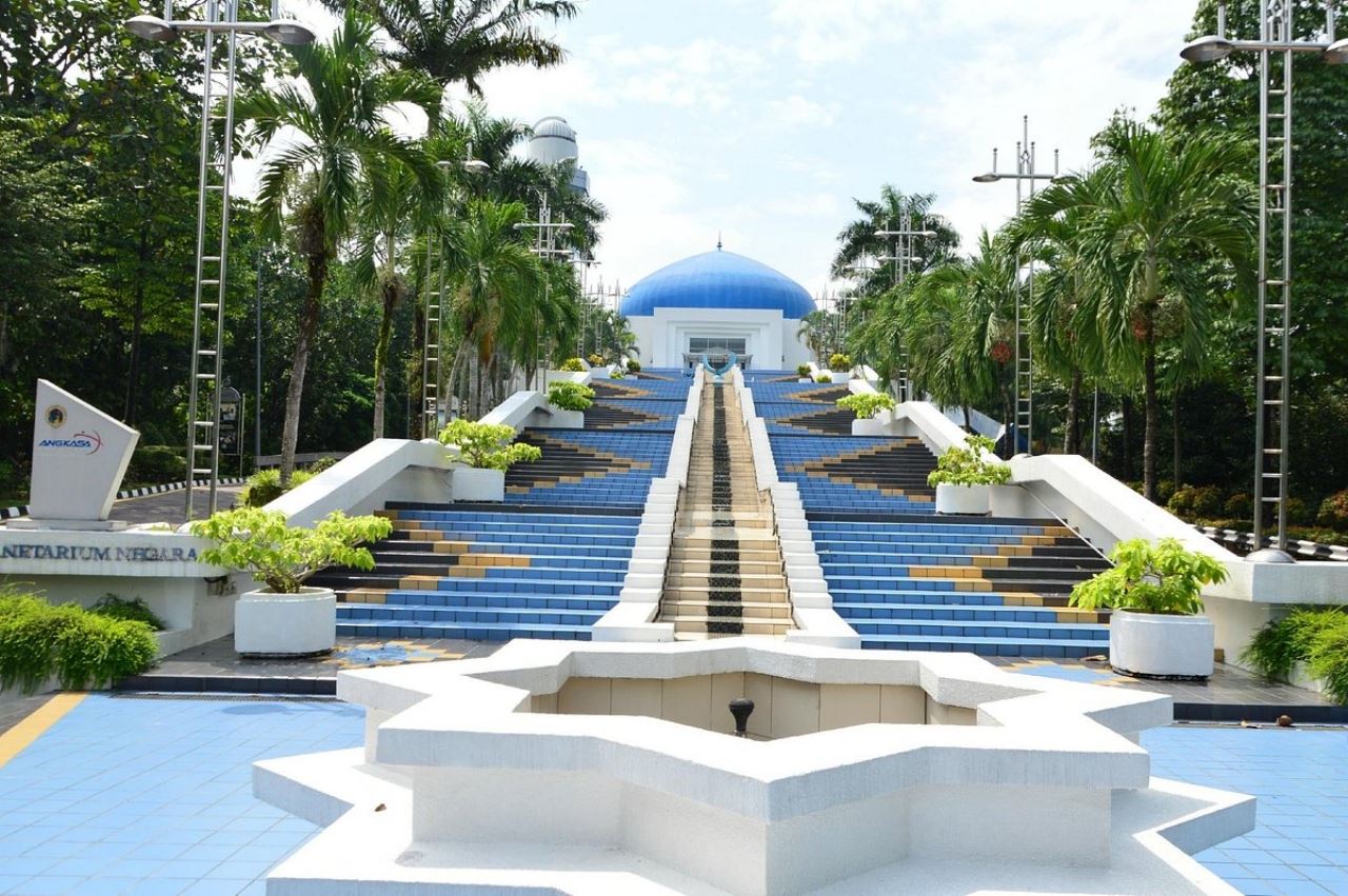 boleh masuk percuma ke pusat sains negara, planetarium negara bagi lawatan rasmi sekolah