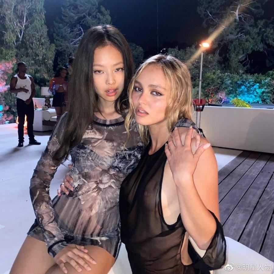 jennie花絮造型太露骨！险露点惹争议！