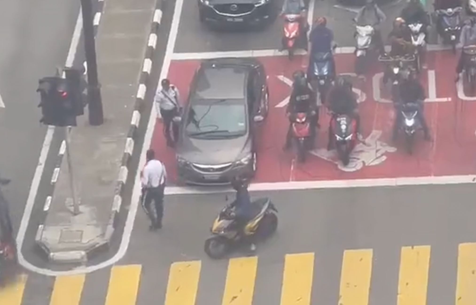 kl police fines car for stopping in motorcycle zone, garnering support from netizens