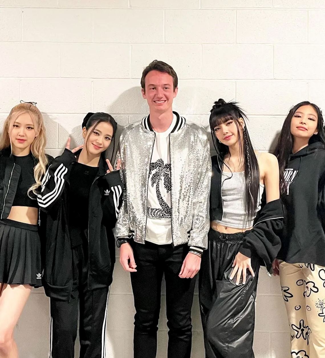 lisa恋情遭实锤？被爆与富豪儿子街头约会！