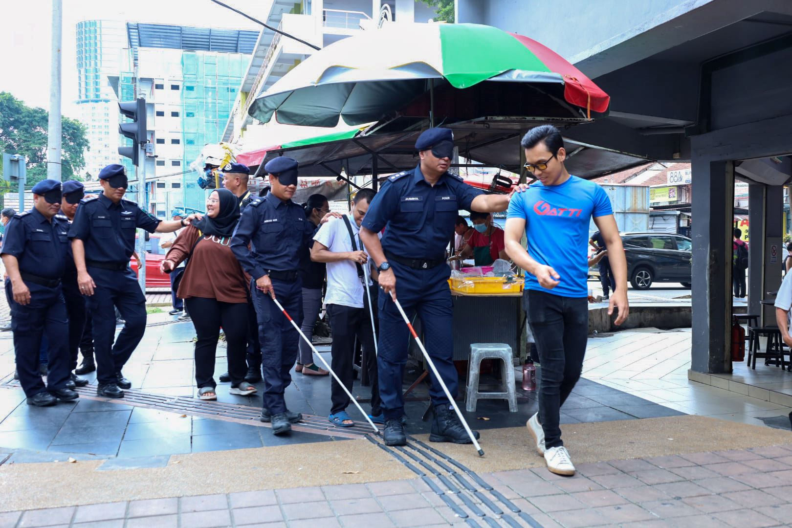 kl police “goes blind” for a day, encounter vehicles blocking access for the visually impaired