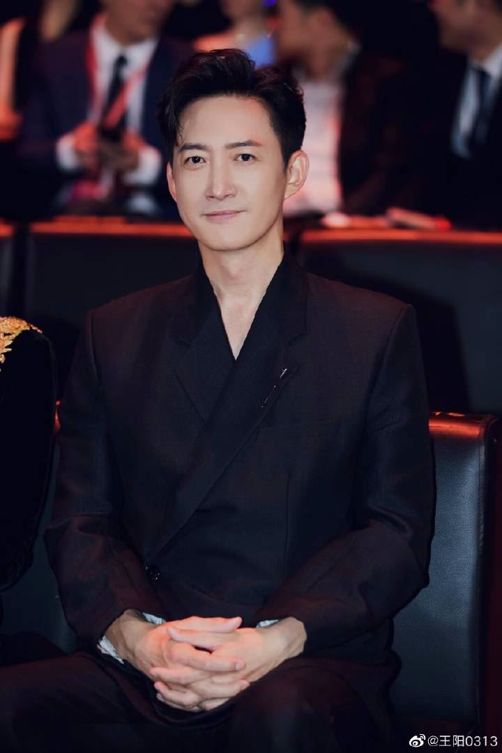 叔叔们鲨疯啦❗穿西装的他们也太帅了吧🙈