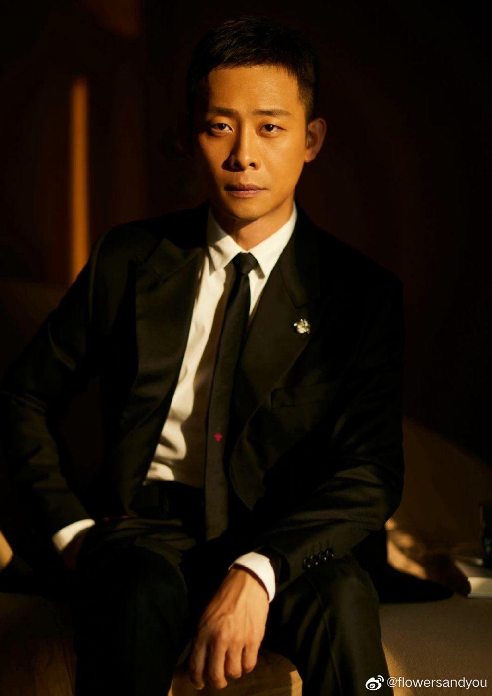 叔叔们鲨疯啦❗穿西装的他们也太帅了吧🙈