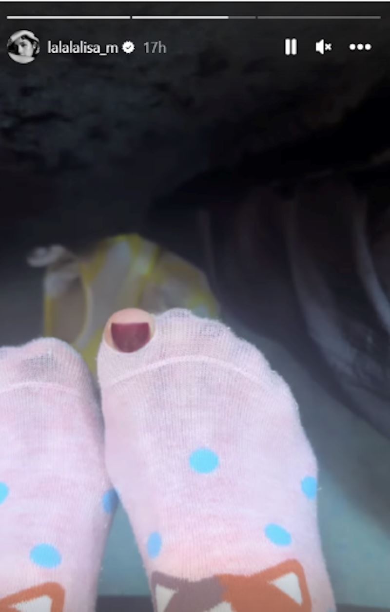 sanggup pakai stokin berlubang, peminat puji lisa blackpink rendah diri