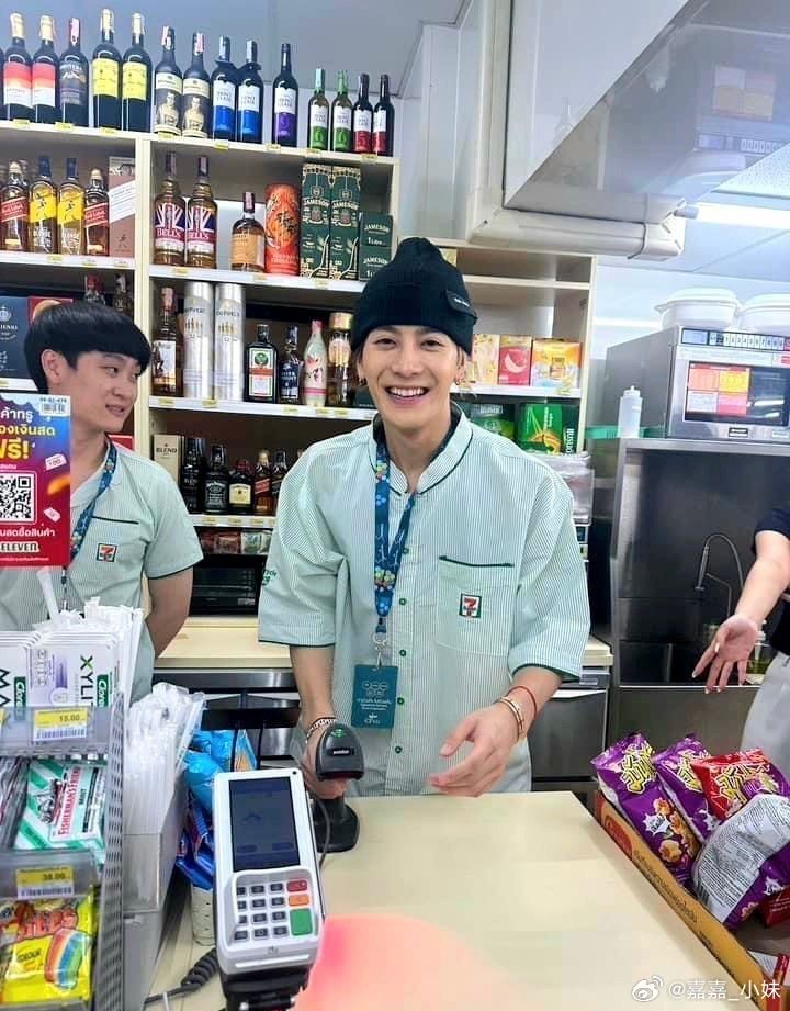 网友偶遇王嘉尔便利店打工！获店家亲认证！