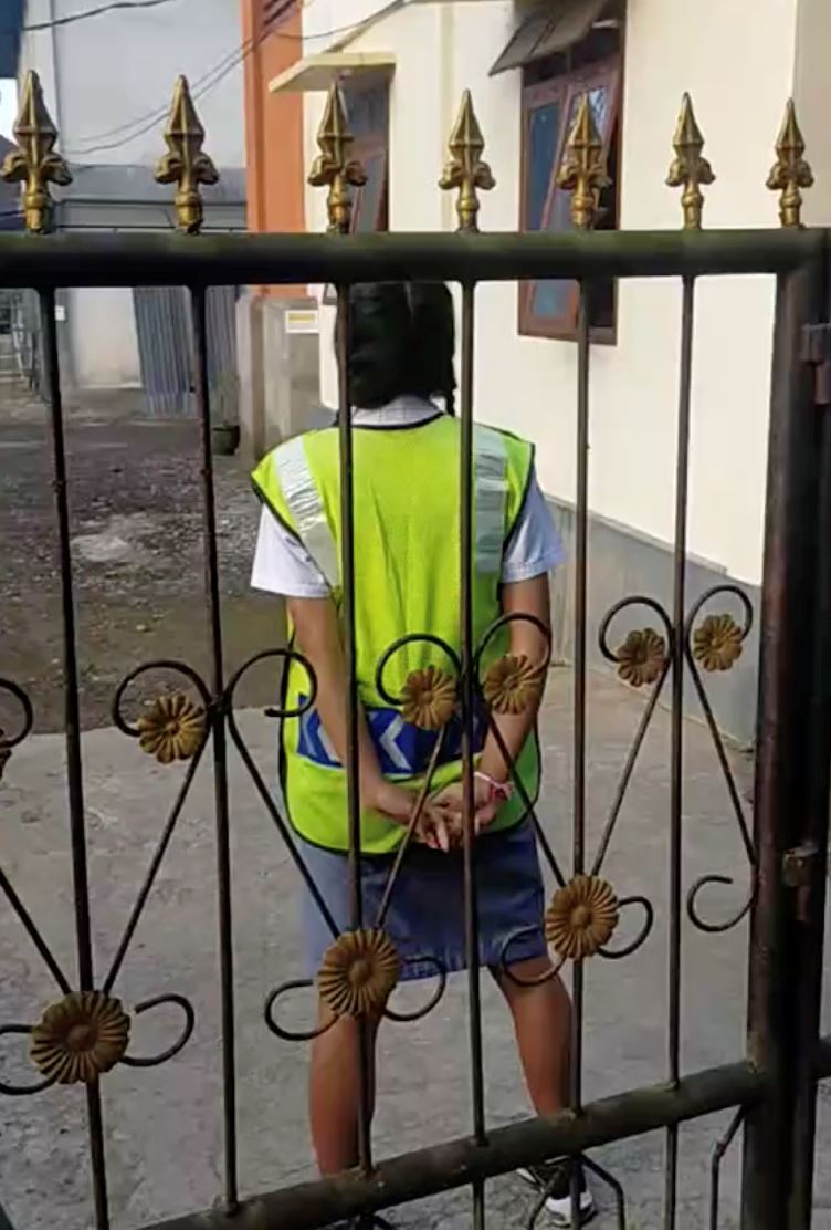 akibat lewat sampai sekolah, cikgu kena dikunci di luar pagar