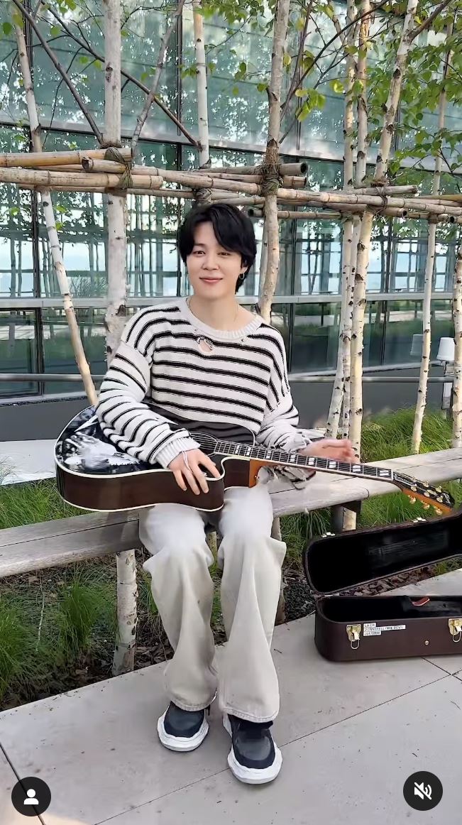 电影《芭比》肯尼和韩团bts jimin撞衫❗肯尼还送礼给jimin🎸