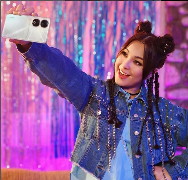 gambar janna nick menggunakan kamera selfie honor 90