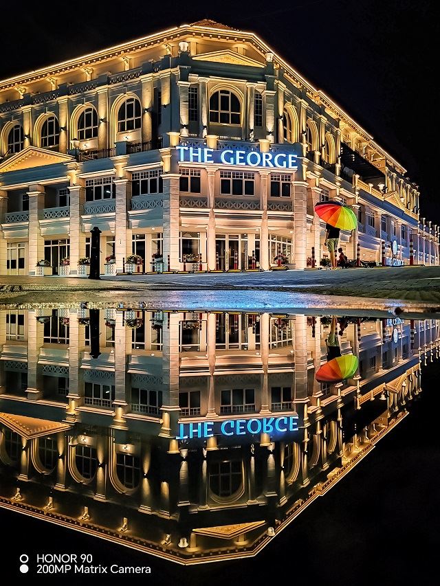 gambar bangunan dengan refleksi menggunakan kamera honor 90