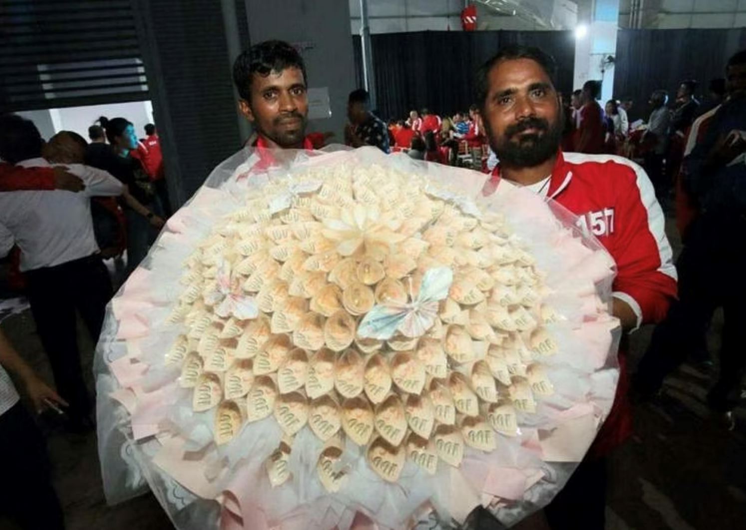 migrant worker overwhelmed as he bags rm64k prize in singaporean company's squid game event!