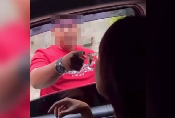 polis tahan reman lelaki tunjal kepala pemandu wanita