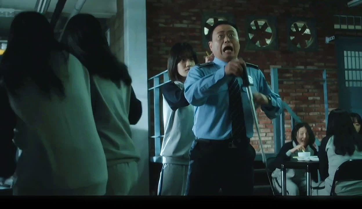 📺韩国最新复仇爽剧❗️《有益的欺诈》女主角第一集就捅狱警脖子🔥