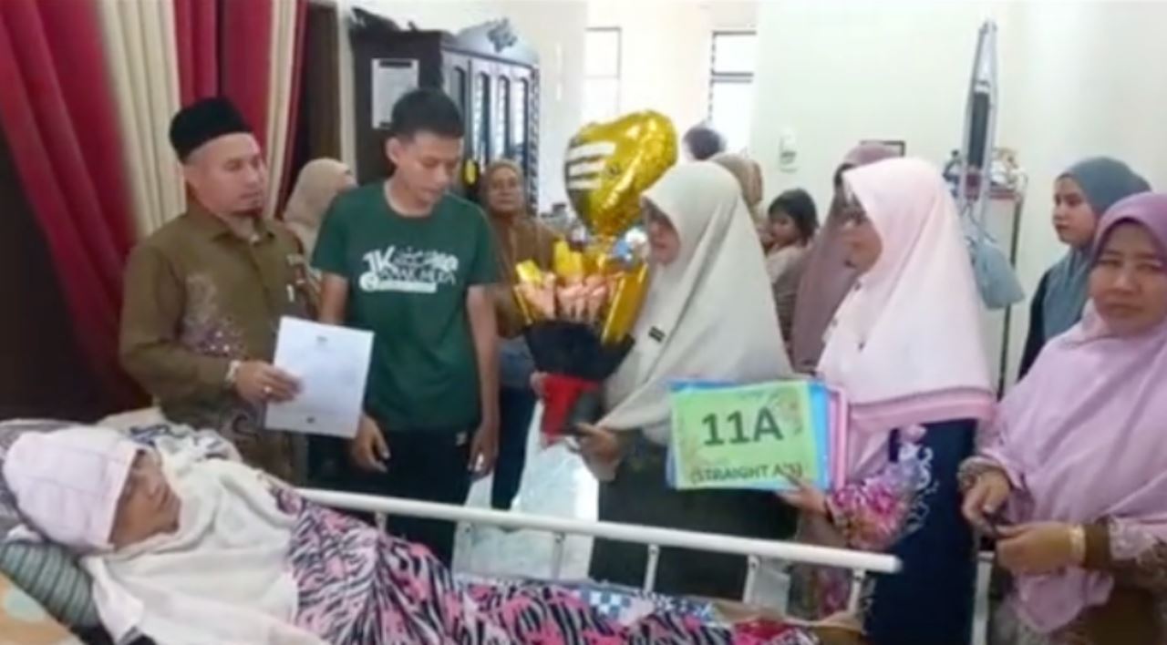 berkorban jaga emak sakit, cikgu pakat hantar result spm 11a pelajar ini ke rumahnya