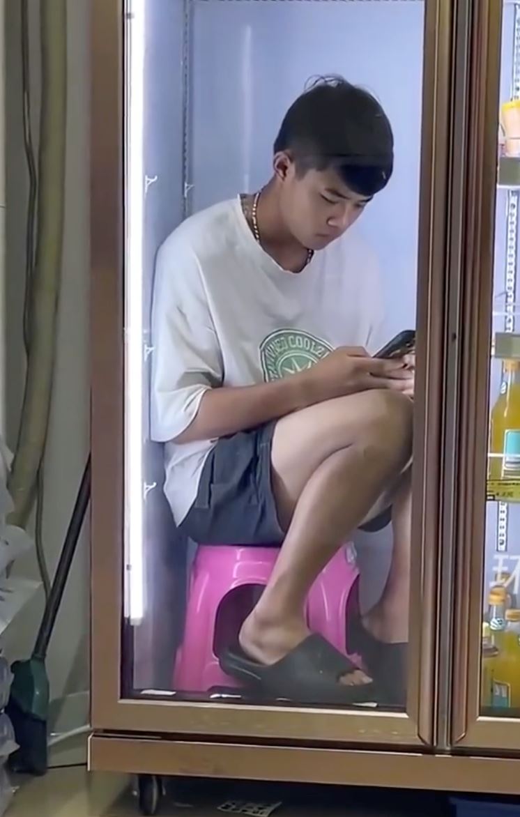 “no aircond, no problem!”, video lelaki duduk dalam peti sejuk kini tular