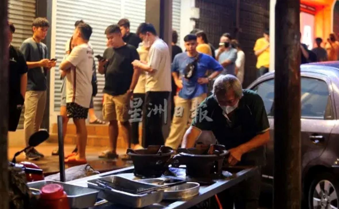 setapak uncle's famous stinky tofu resold by scalpers at marked-up prices online!