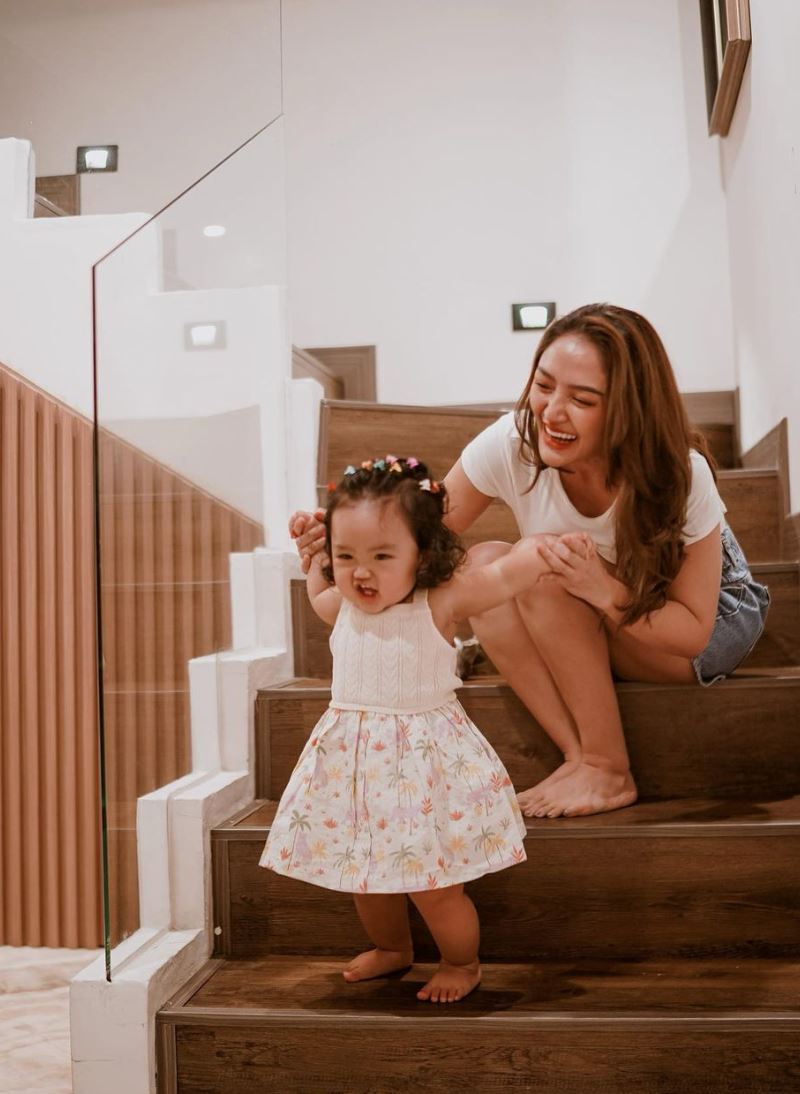 anak baru umur setahun, siti badriah dah hantar masuk sekolah