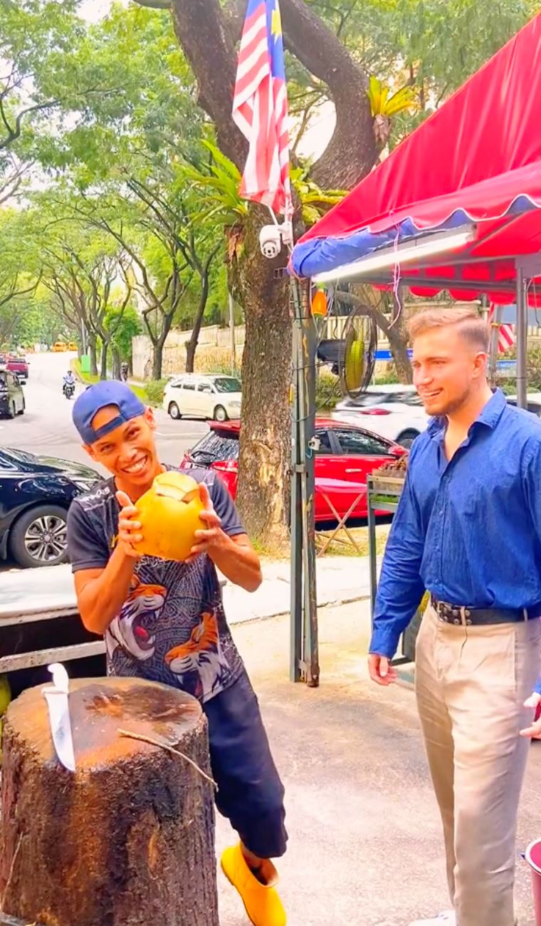 mat saleh ini patah gigi lepas cuba kupas kelapa guna teknik gigit