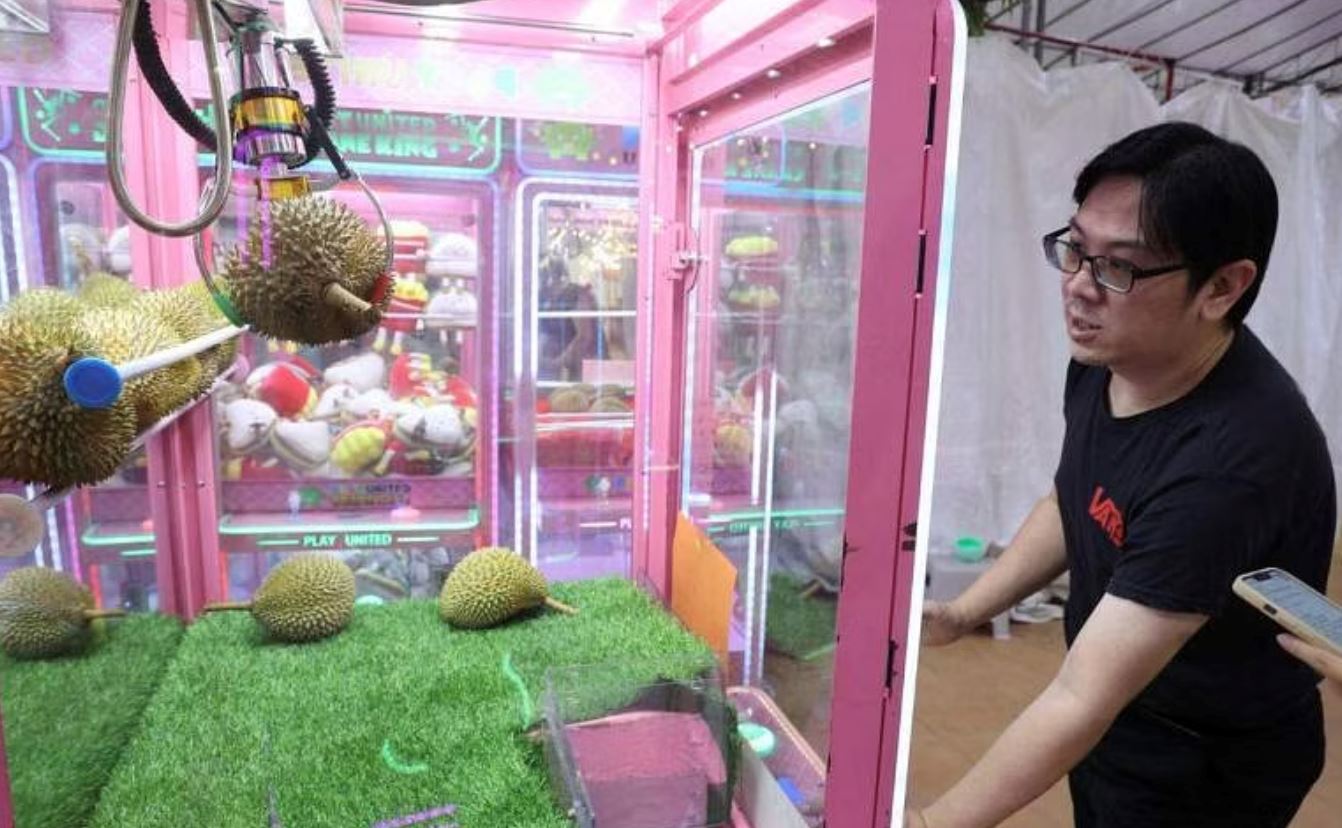 singaporeans flock to durian claw machine: $1 for a taste of the king of fruits