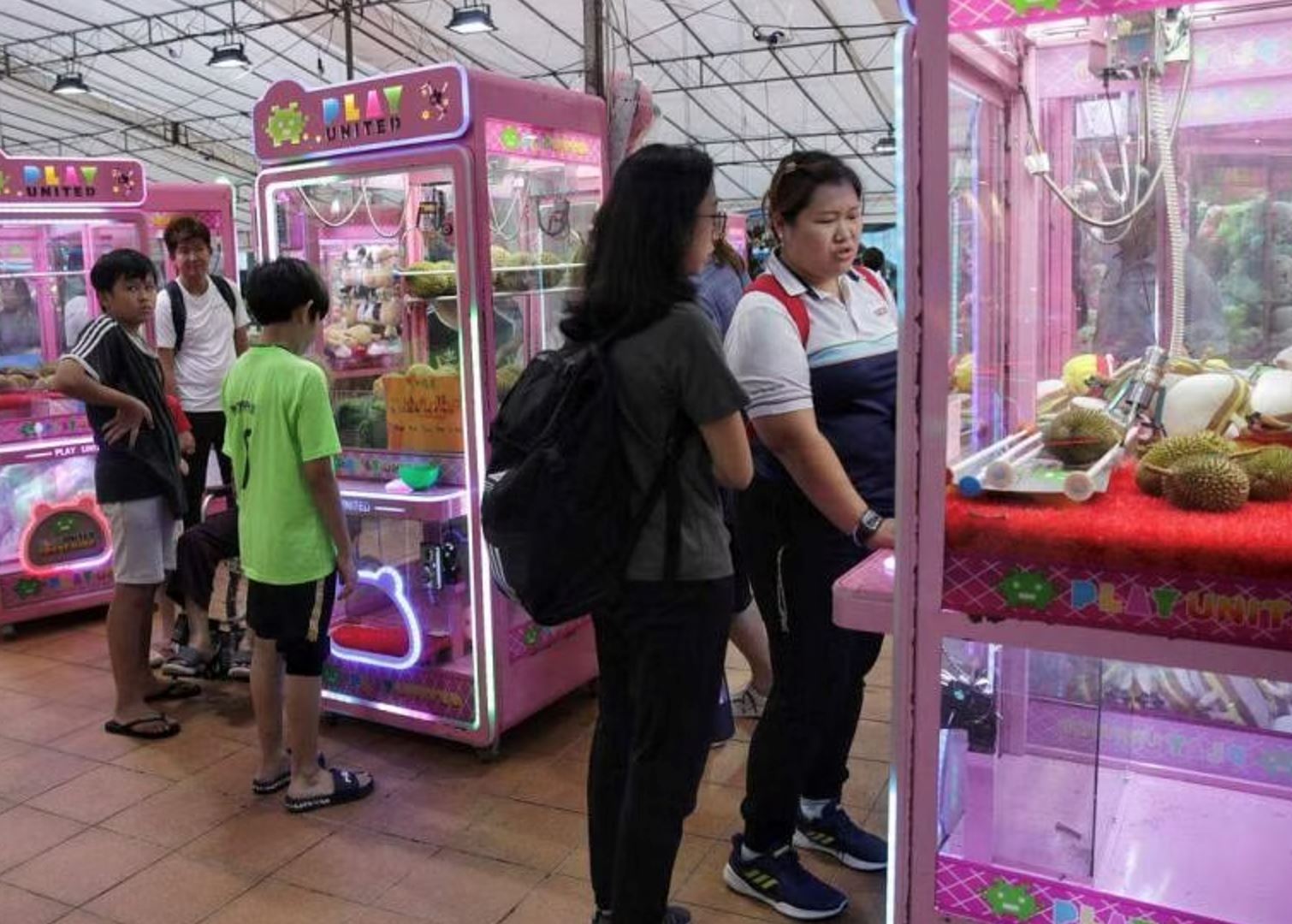singaporeans flock to durian claw machine: $1 for a taste of the king of fruits