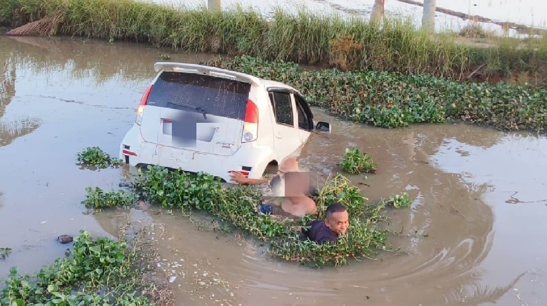 cubaan loloskan diri gagal, kereta terjunam dalam tali air