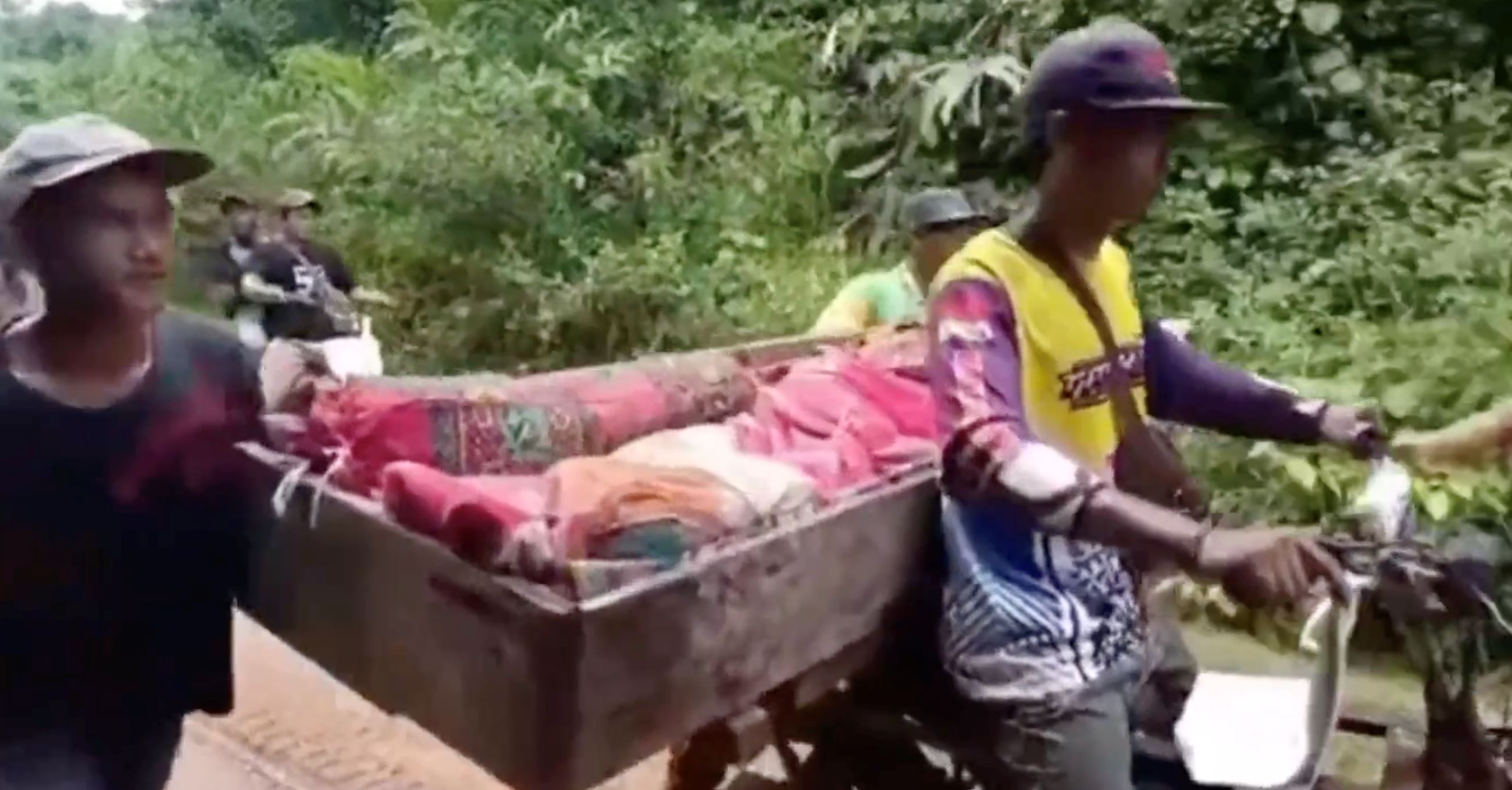 jalan teruk, warga emas dibawa dalam kotak kayu mati sebab lewat terima rawatan