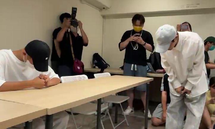 炎亚纶现身记者会道歉！耀乐情绪崩溃离席！