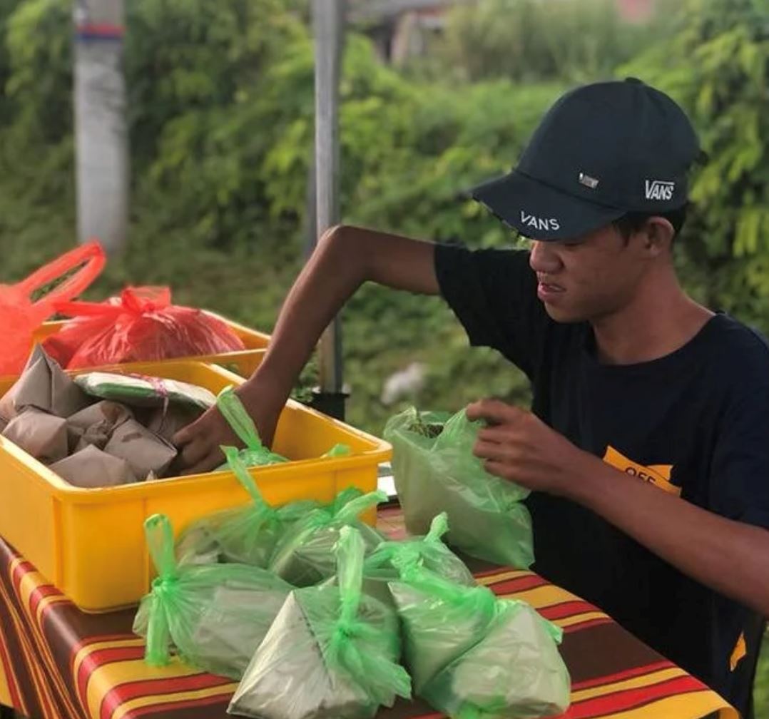 orphaned spm graduate with heart condition takes charge of nasi lemak business to support injured aunt