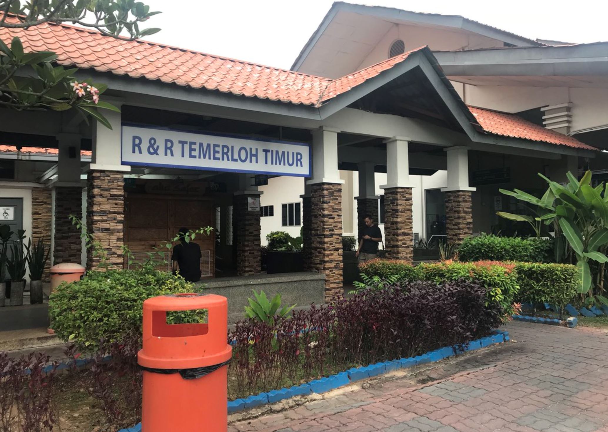 delicious pit stops: explore these 5 r&r areas along the plus highway for great eats!