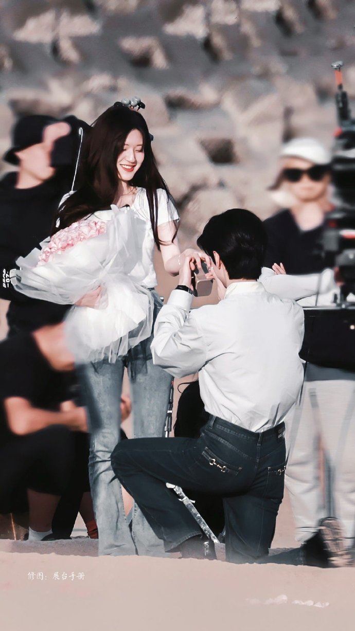 💍《偷偷藏不住》赵露思和陈哲远求婚场面释出❗️手捧花束甜笑好幸福💗