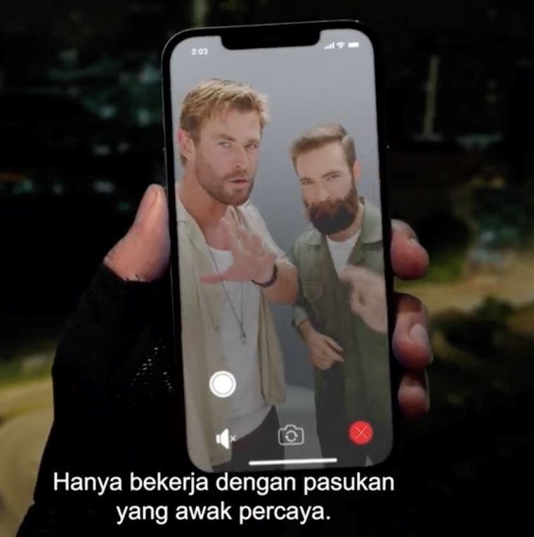 aaron aziz, iedil dzuhrie berlakon dengan chris hemsworth raih pujian netizen, “chris guna keris..”