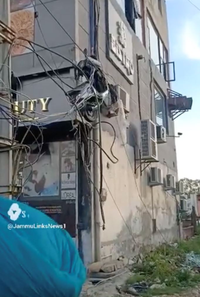 netizen tertanya-tanya macam mana motor skuter ini boleh tergantung atas kabel elektrik?