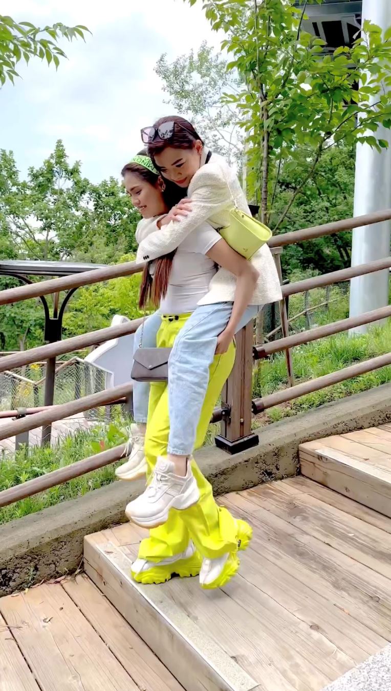 walau badan kecil, bella astillah selamba dukung ruhainies tanpa masalah, “power of mak-mak!”