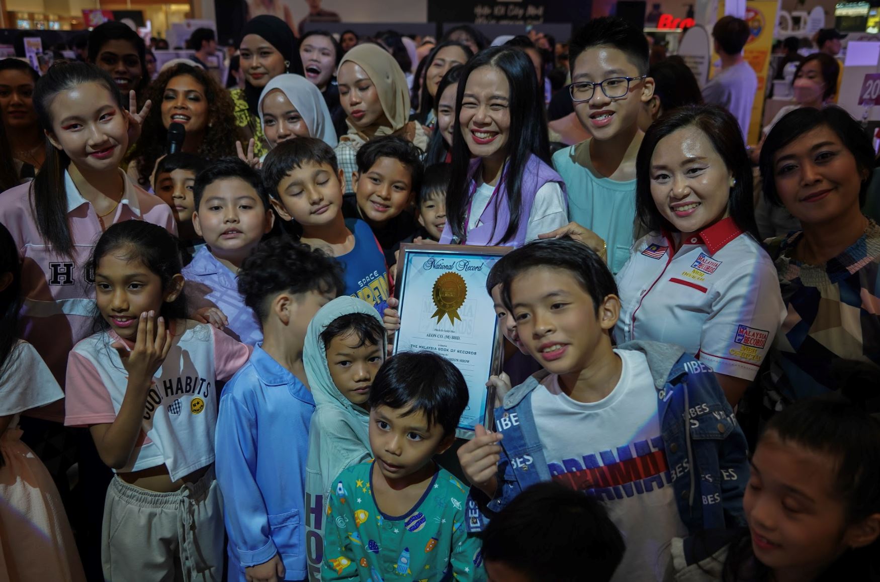 cipta rekod malaysia, lebih 500 personaliti peragakan fesyen di aeon fashon preview edisi jun 2023