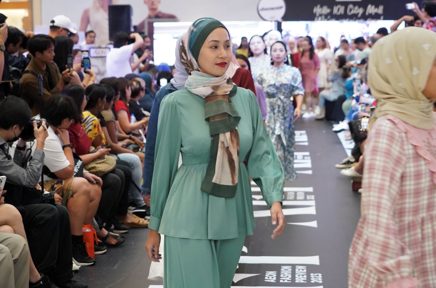 cipta rekod malaysia, lebih 500 personaliti peragakan fesyen di aeon fashon preview edisi jun 2023